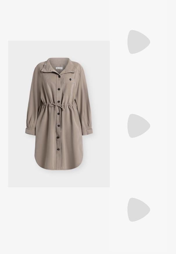 Beige blousejurk met lange mouwen, zwarte knopen aan de voorkant, verstelbare tailleband, borstzak en omslagmouwen.; Bruine leren laars tot aan de knie met verticale stiksels, een afgeronde neus en een blokhak. Glad oppervlak en minimalistisch ontwerpdetail.; Bruine suède totebag met zachte textuur, grote opening en lange hengsels. Het heeft een eenvoudig ontwerp met zichtbare stiksels en geen hardware.; Zilveren oorbel met een gepolijste afwerking, met kleine gouden accentdetails en een ronde vorm, gedragen op de oorlel.