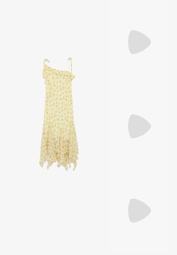 Gele mouwloze jurk met dunne bandjes, bloemenpatroon, gerimpelde bovenrand en asymmetrische zakdoekzoom.; Bruine gevlochten slefklap sandalen met een zachte zool en een tan voetbed, met een afgerond ontwerp en een getextureerde rubberen buitenzool voor grip.; Ronde zonnebrillen met bruine lenzen en een goud metalen rand. Voorzien van gebogen armen met decoratieve accenten. Gladde textuur, minimalistisch ontwerp.; Geweven stro totebag met afgeronde handvatten, vierkant patroon en twee hangende kwastjes met houten kralen op een effen achtergrond.