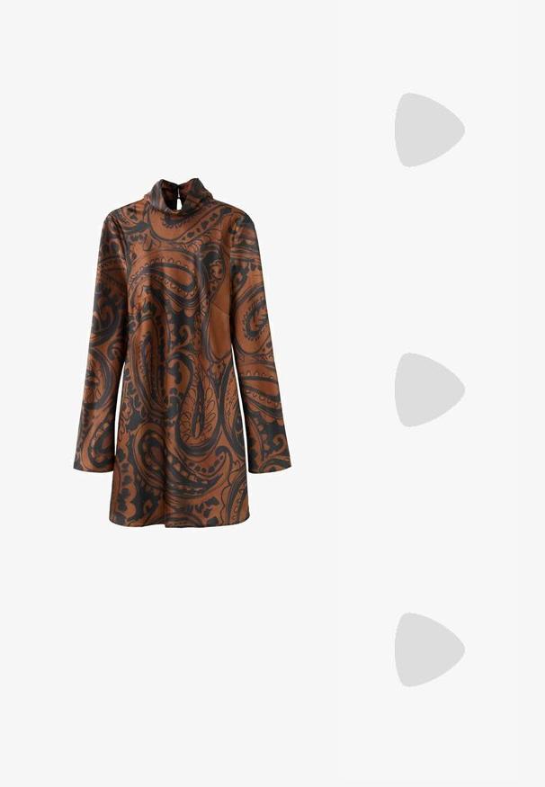 Robe marron à manches longues avec un motif cachemire noir. Col montant avec une ouverture en goutte d'eau dans le dos. Tissu lisse et léger.; Botte en cuir marron mi-mollet avec bout pointu et talon haut épais, vue de profil sur fond blanc.; Monture de lunettes rectangulaire translucide brun clair avec verres transparents présentée sur un fond blanc.; Pochette en cuir souple couleur crème avec un design froncé et une fine bandoulière reposant à l’avant sur un fond uni.