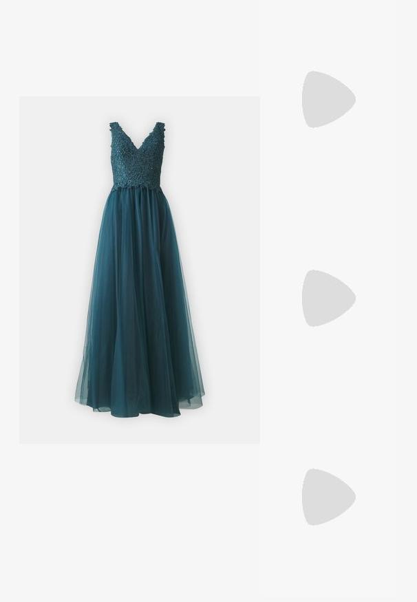 Teal aftenkjole med V-hals og intrikat perlekrop. Den flydende tylskørt tilføjer volume, med flæse-stropper, der forbedrer designet.; Hvid højhælet sandal med ankelrem og åben tå, med en tynd gylden spænde og en slank stiletthæl.; Skinnende sølv clutch taske med kuvertlåg og dekorativ kant, lille sølvkæde, på ensartet lys baggrund.; Guldøreringe med en glat, poleret overflade. Rund form, mellemstor, med en sikker lukkemekanisme.