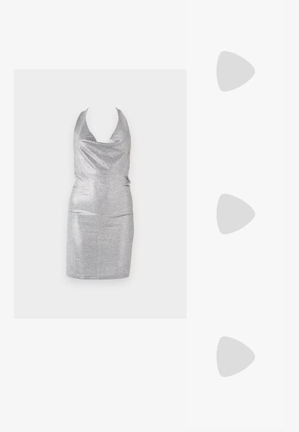 Vestido plateado con cuello halter, con escote de drapeado, hecho de un material brillante que presenta un patrón texturizado, silueta ajustada y dobladillo a la altura de la rodilla.; Sandalia de tacón bajo con tiras plateadas, textura metálica, correa de tobillo ajustable y diseño de punta abierta. Plantilla lisa.; Bolso de mano con forma triangular, cubierto con tela de malla plateada. Presenta una correa delgada y ajustable y acentos de hardware metálico.; Pendientes de aro de metal plateado con superficie lisa y ligeramente curvada y cierre de tipo mosquetón sobre un fondo blanco liso.