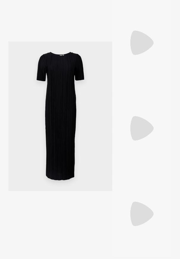 Zwarte maxi-jurk met korte mouwen, met een geribbelde textuur en verticale plooien door de stof, ronde halslijn en een lengte tot de enkels.; Puntige slingback hakken in panterprint stof met een strikaccent, voorzien van een lage zwarte hak en een soepele textuur.; Zwarte leren handtas met een gladde textuur. Beschikt over een verstelbare schouderband en een strak, minimalistisch ontwerp met een ritssluiting.; Zilveren oorbellen met een organische, abstracte vorm. Gladde, glanzende oppervlakte met een taps toelopend ontwerp. Beschikken over subtiele rondingen en een centrale lijn detail.
