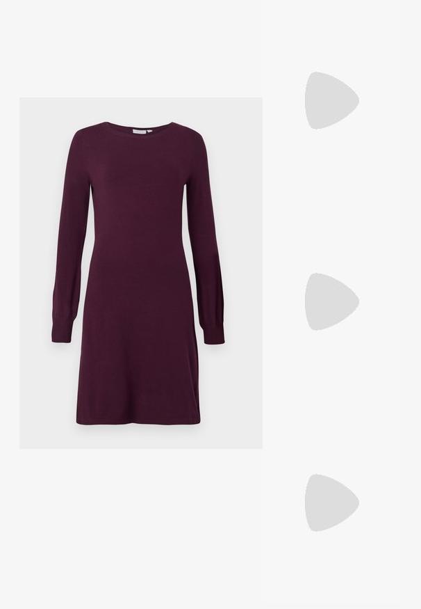 Robe en tricot d'un violet profond avec un col rond et des manches longues, dotée de poignets ajustés et d'une silhouette décontractée. Texture douce sur l'ensemble.; Even&Odd by Zalando Bottes à plateau - black; Sac à main noir rembourré avec une poignée arrondie, présentant une surface lisse et brillante ainsi qu'une texture douce et matelassée. Pas de quincaillerie ou d'accents visibles.; Paire de boucles d'oreilles en forme d'anneau spirale en argent avec un design lisse et arrondi sur fond blanc uni.