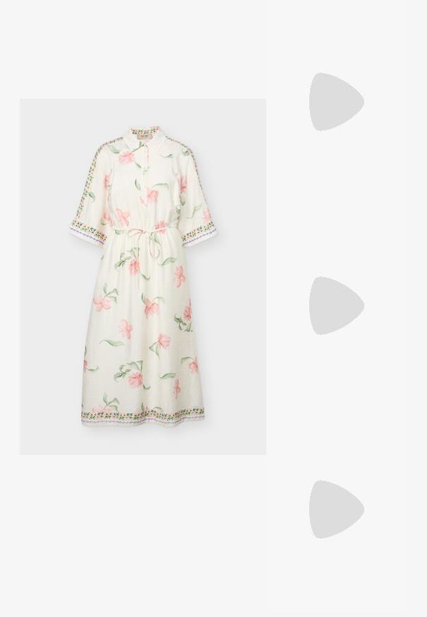 Robe midi blanche à imprimé floral rose, manches trois quarts, col boutonné, ceinture à la taille et bordure décorative sur les manches et l'ourlet.; Sandales à glissière beige avec deux sangles réglables et boucles en ton doré. Semelle en liège avec une semelle extérieure en caoutchouc blanc texturé.; Lunettes de soleil rondes avec des verres dégradés marron, une monture en acétate écaille de tortue, et des accents en métal doré sur le pont et les branches.; Sac à épaule en faux cuir brun, de forme arrondie, avec des coutures minimales et un accent en matériel doré. Il possède une fermeture zippée sur le dessus et une sangle réglable.