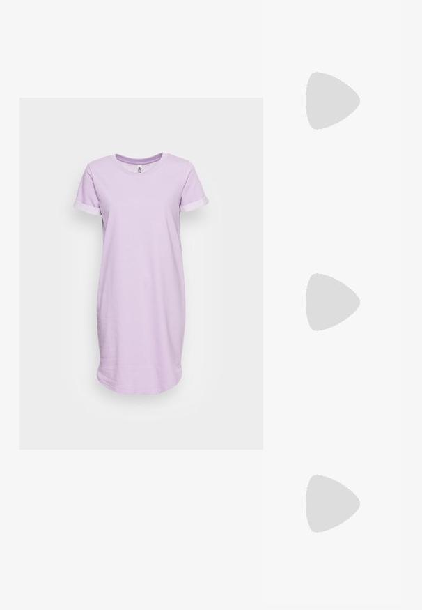 JDY IVY   - Robe en jersey - lavendula; Baskets blanches avec une bande beige proéminente, une semelle épaisse grise et des accents dorés. Elles possèdent des lacets ronds et un rabat de langue texturé avec un logo.; Lunettes de soleil transparentes roses avec des verres ovales, teintés d'un rouge foncé, et des branches fines, présentant une finition lisse et des détails subtils sur la monture.; Pieces PCAMANDA BUMBAG - Sac bandoulière - ash rose