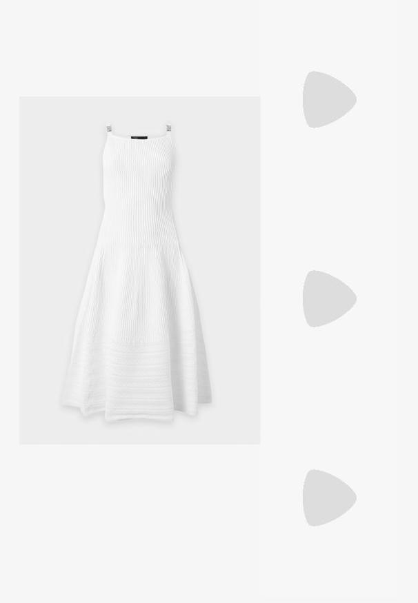 Vestido blanco sin mangas de punto acanalado con falda acampanada y escote cuadrado con clips sobre fondo liso.; Zapato de tacón blanco de charol con punta afilada y un tacón en bloque geométrico. El interior cuenta con una plantilla beige y cortes laterales mínimos.; Bolso tote de cuero rojo con asas dobles y "THE TOTE BAG MARC JACOBS" grabado en el centro frontal.; Tres brillantes anillos abiertos de estilo brazalete en oro con superficies suaves y curvadas, dispuestos sobre un fondo gris claro.