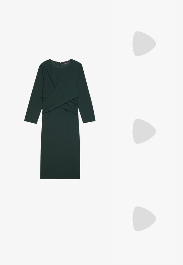 Mørkegrøn, langærmet kjole med krydsdesign foran og en skjult lynlås bagpå. Glat stof og tætsiddende silhuet.; Sorte patentlæder slingback hæle med spids tå, blokhæl og justerbar rem. Glat tekstur og minimalistisk design.; Sorte solbriller med en kraftig ramme, rektangulær form og gradient linser. Har mærkenavnet "vogue" på stangen.; Sort tote taske med krokodillestruktur, to lange håndtag og en lille gylden rektangulær lukning foran.
