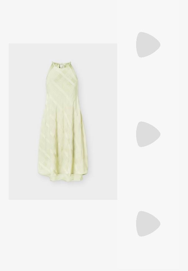 Robe midi vert clair sans manches avec encolure halter et motif à carreaux diagonaux subtil, nouée dans le dos.; Chaussure à talon haute en cuir blanc avec un bout pointu et un talon fin, légèrement incliné. Texture lisse avec un design minimaliste et une semelle beige.; Petit sac blanc à épaule avec une seule bandoulière ajustable et une fermeture éclair, sur un fond blanc uni.; Boucles d'oreilles demi-cercles dorées avec incrustations rectangulaires en émail blanc et petits strass transparents, fixées par des attaches à poussoir.