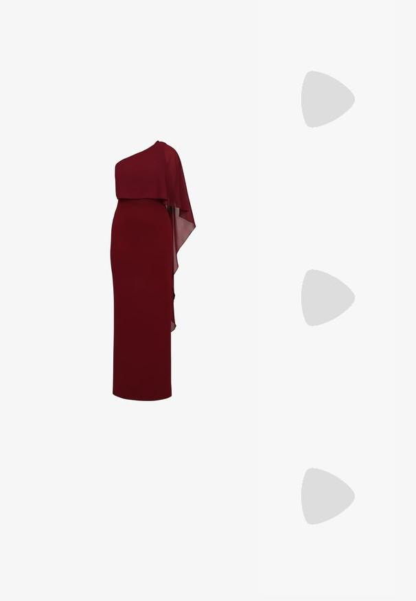 Ärmelloses dunkelrotes bodenlanges Kleid mit asymmetrischem Cape, das über eine Schulter drapiert ist und einen Lagen-Effekt erzeugt.; Slingback-Pumps aus glänzendem dunklen braunen Lackleder, mit spitzer Zehenpartie, offenen Seiten und verstellbarem Knöchelriemen.; Weiße Lederhandtasche mit einem gerafften Design, ausgestattet mit einem goldenen Kettenriemen und einer runden Form. Glatte Textur mit sanften Falten und ohne Muster.; Paar glänzende Ohrstecker in Form eines Knotens in Goldton vor einem einfachen weißen Hintergrund.