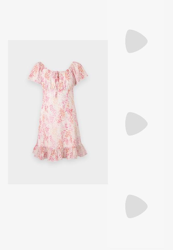 Kurzes Blumenmusterkleid mit Puffärmeln, gerafftem Ausschnitt und Rüschensaum in Rosa- und Pfirsichtönen auf weißem Hintergrund.; Rote Ballerinas aus Lackleder mit spitzer Schuhspitze, Knöchelriemen und kleinem runden Akzent am Riemen. Flache Sohle und glatte Oberfläche.; Weißes Perlenarmband mit mehreren Strängen, das unterschiedliche Größen von Perlen aufweist. Mit einer durchsichtigen weißen Schleife gebunden.; Pinkes herzförmiges Leder-Münzetui mit Handgelenkriemen und goldenem Reißverschluss, mit kleinem goldfarbenem "Furla"-Schriftzug.