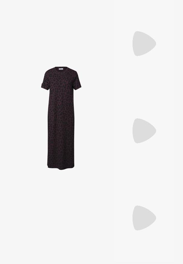 Vestido midi de manga corta color púrpura oscuro con estampado de leopardo negro y escote redondo.; Chanclas de tiras trenzadas marrones con suela suave y plantilla color tostado, que presentan un diseño redondeado y suela de goma texturizada para mayor tracción.; Pañuelo cuadrado de seda con patrón de rayas de tigre en verde oscuro y marrón, doblado en un lazo suelto con extremos puntiagudos.; Pequeño bolso blanco con manchas marrones, forma triangular redondeada, forro interior negro y correa corta ajustable con hebilla plateada.