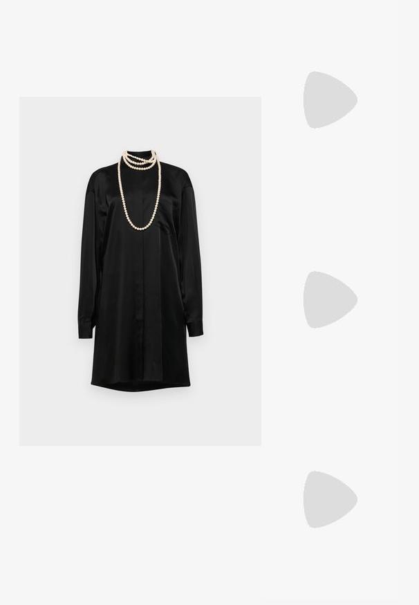 Robe chemise en satin noir avec manches longues, un col classique et une poche avant. Présente des colliers de perles superposés comme accents.; Escarpins à talon aiguille en cuir noir, avec un design à bout pointu, présentant une découpure à l'avant et un talon fin.; Sac à main en cuir noir avec un design plissé, une sangle unique, un cadre métallique argenté et deux grandes fermoirs ronds en argent.; Boucles d'oreilles en argent avec des maillons ovales allongés, présentant une finition polie et un pendentif tombant texturé. Design simple avec des bords lisses.