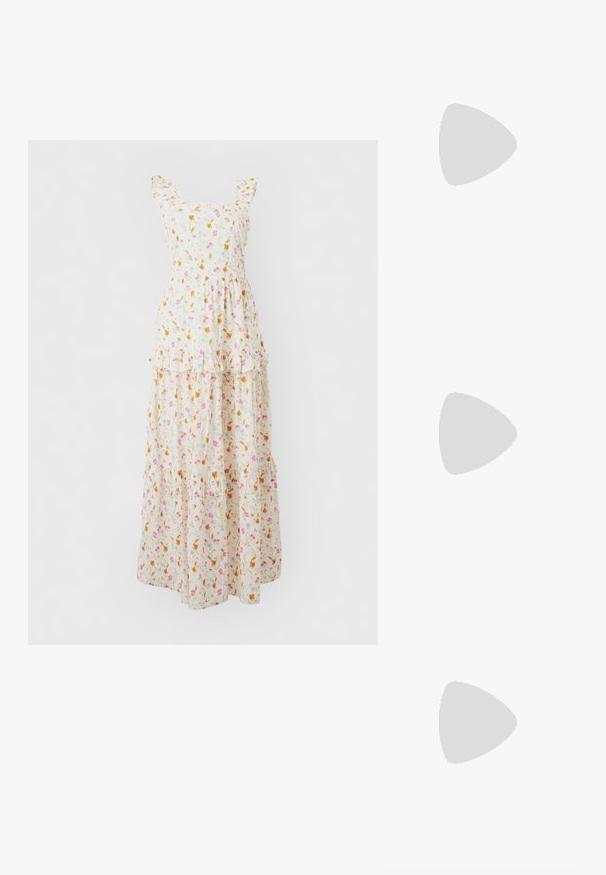 Ærmeløs hvid maxi-kjole med pink, blå og orange blomsterprint, flæser på stropperne og lagdelt nederdel.; Sort sklidesandal med bred rem, justerbart spænde, flad sål og glat mat tekstur. Enkel design uden ekstra mønstre.; Hvid lædertaske med flettet hank, guldkæde-detalje og snørelukning. Glat tekstur med en struktureret form.; Guld-tone smykkesæt bestående af en halskæde med en sløjfe vedhæng pyntet med rhinsten og en central perle, suppleret med matchende øreringe.