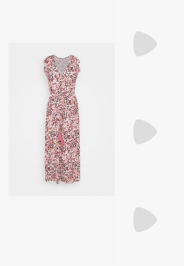 Floral maxi-jurk met een diepe V-hals, korte fluttermouwen en een elastische taille. Beschikt over een patroon in roze, paars en wit, en heeft een kwastje als detail.; Enkel lichtroze teenslipper met een textuurrijke zool en metalen rosegouden Y-vormige bandjes op een effen achtergrond.; Roze transparante zonnebril met ovale lenzen, donkerrode tint en slanke pootjes, met een gladde afwerking en subtiele details op het frame.; Gouden ring met twee verweven banden; de bovenkant is gepolijst en reflecterend, terwijl de onderkant een matte afwerking heeft.