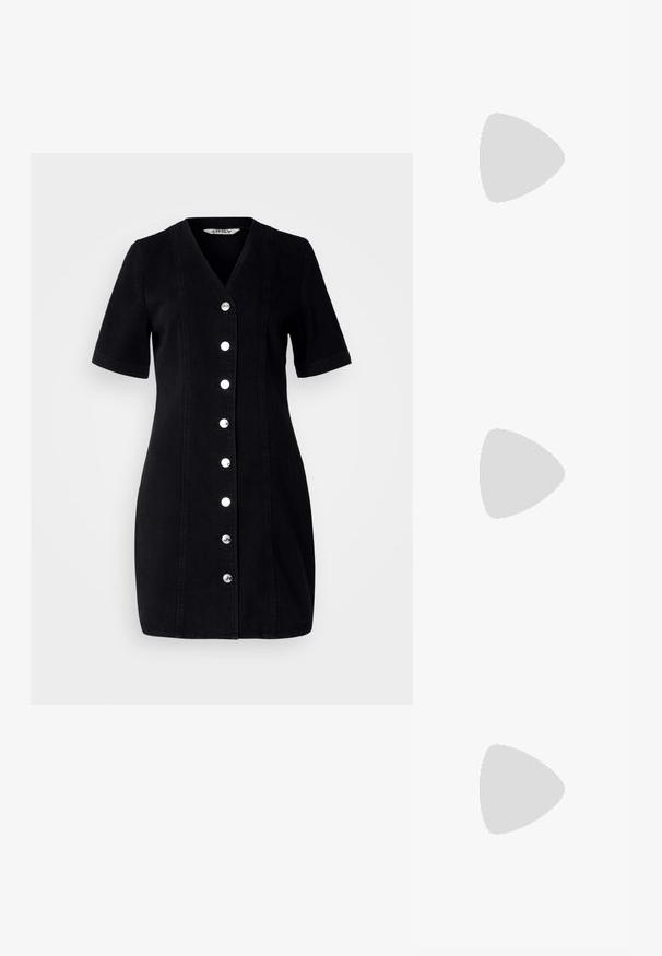 Vestido de mezclilla negro con escote en V, mangas cortas y cierre frontal de botones con botones plateados en el centro.; Sandalias de plataforma de cuero negro con diseño de puntera abierta, correa en el tobillo y un tacón cuadrado grueso. Textura suave y estilo minimalista.; Pieces PCALUANA SHOULDER BAG - Bolso de mano - black; Pendientes de aro de plata con un acabado suave y brillante. Forma redondeada con un cierre seguro. Diseño minimalista que presenta un sutil detalle retorcido.