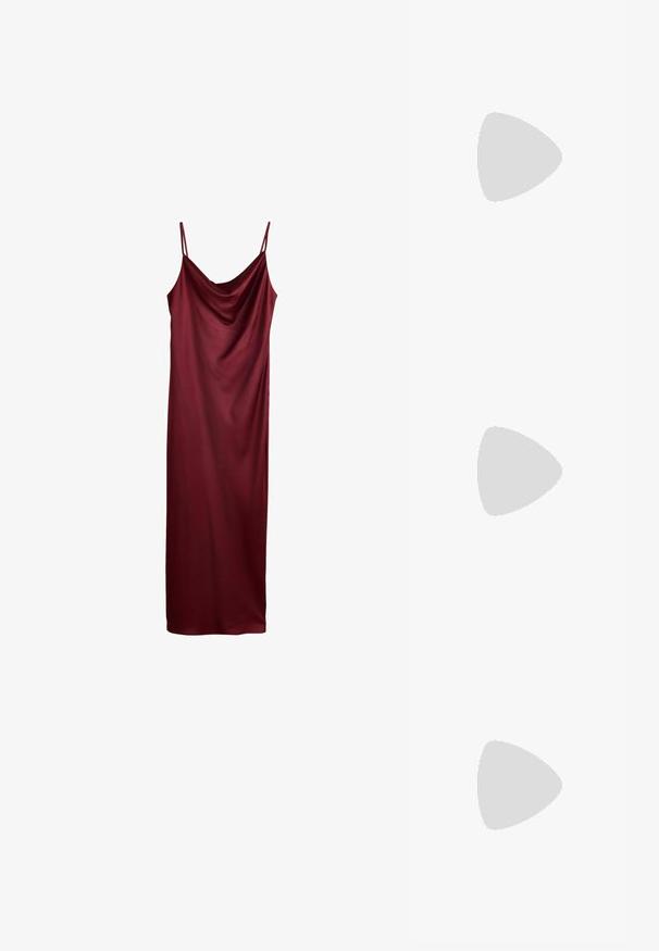 Ärmelloses burgunderrotes Satin-Nachthemd mit dünnen Spaghettiträgern und einem drapierten Ausschnitt, hängend vor weißem Hintergrund.; Bershka High Heel Sandalette - black; Schwarze Umschlag-Clutch mit einer goldenen Kettenriemen und einem kleinen goldenen rechteckigen Logo-Emblem auf dem vorderen Klappen.; Goldene Anhängerkette mit ovaler Form, ohne eine solide Füllung, die an einer zarten Kette mit kleinen runden Gliedern hängt.