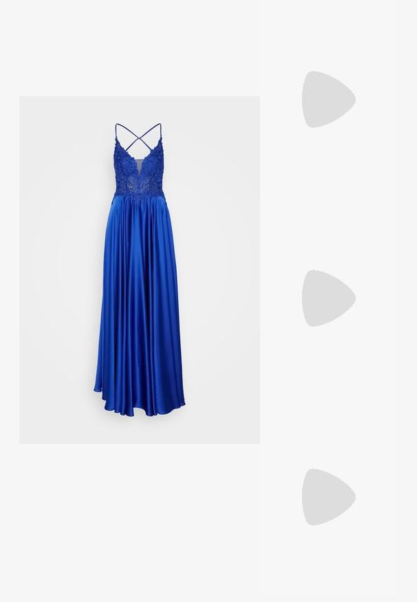 Lang blauwe jurk met een diepe V-hals en een kanten lijfje. Design met straps op de rug, glad satijnen stof en een vloeiende rok met een lichte glans.; Witte gepolijste leren hoge hakpump met een spitse neus en slanke stilettohak, met een gladde textuur en een beige interieur.; Metalen zilveren clutch met een envelopontwerp, verrijkt met een gestructureerd patroon, voorzien van een afneembare kettinghengsel.; Lange zilveren oorbellen met een scala aan heldere, facetteerde kristallen in een waterval van strengen met variërende lengtes en vormen.
