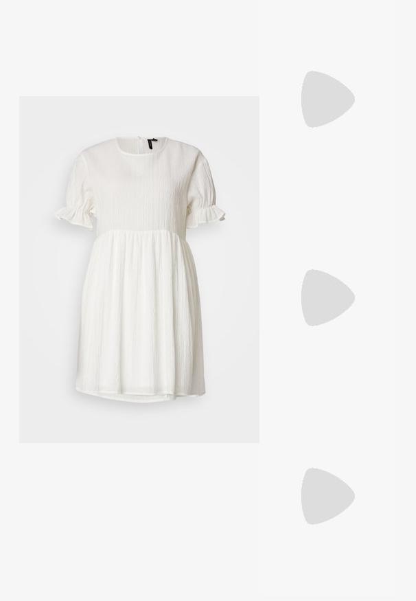 Witte jurk tot de knie, gemaakt van gestructureerde stof, met korte gerimpelde mouwen, een ronde halslijn en een geplooide rok.; Gouden leren slingback hakken met spitse neus, kleine kittenhak en twee gespaccenten op de vamp. Gladde textuur, strak ontwerp.; Beige schoudertas van glad leer met een ritsluiting. Kenmerkt zich door een eenvoudig ontwerp, een slanke schouderband en metalen hardwareaccenten.; Zilveren hoop oorbellen hebben een glad, rond ontwerp met een dun profiel en een veilige sluiting. Minimalistische stijl met een gepolijste afwerking.