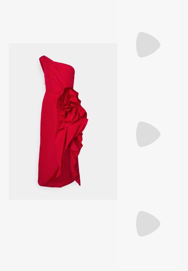 Vestido de satén rojo con un hombro, que presenta un detalle de flor texturizada y sobredimensionada en un costado y volantes en cascada a lo largo del dobladillo.; Mule abierto de charol rojo con un diseño elegante, tacón de aguja alto y un sutil detalle de corte en el empeine.; Clutch de noche blanca decorada con perlas, lentejuelas y pequeños cristales, con un cierre plateado y una fina cadena de plata.; Pendientes en tono dorado con forma de símbolo de infinito estilizado, adornados con cristales transparentes de corte redondo a lo largo de los bordes. Cierre a presión.