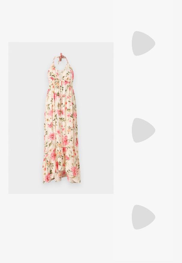 Blomstret maxi kjole i cremefarve med pink og grønne blomstermønstre. Har en halterneck og en lagdelt kant for en blød silhuet.; Beige flad sandal med en enkelt bred rem, ankelrem med spænde og dekorativ kæde detalje. Glat læderlignende tekstur og flad sål.; Vævet strohåndtaske med bambushåndtag, der har et tekstureret fringedesign i naturlig beige og en guldkædesnor.; Par af uregelmæssigt formede, polerede øreringe i guldfarvet metal med åben midte på en ens hvid baggrund.