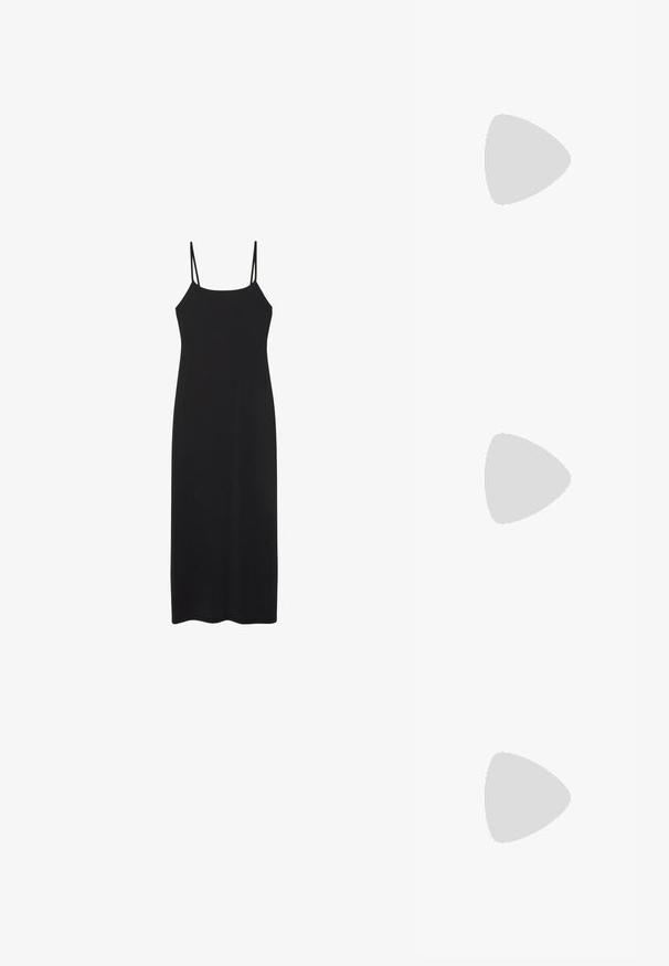 Schwarzes ärmelloses Maxikleid mit dünnen Spaghettiträgern und geradem Ausschnitt, vor weißem Hintergrund präsentiert.; Schwarze Gummiflips mit strukturierter Sohle und Y-förmigem Riemen, seitliche Ansicht vor schlichtem hellem Hintergrund.; Schwarze, eckige Sonnenbrille mit grauen Gläsern; aus Kunststoff gefertigt, mit dicken Bügeln, die eine glatte Oberfläche und keine sichtbaren Beschläge haben.; Schwarze Korbtasche in Muschelform mit gebogenem Oberteil und gewebter Textur auf einfarbigem Hintergrund.