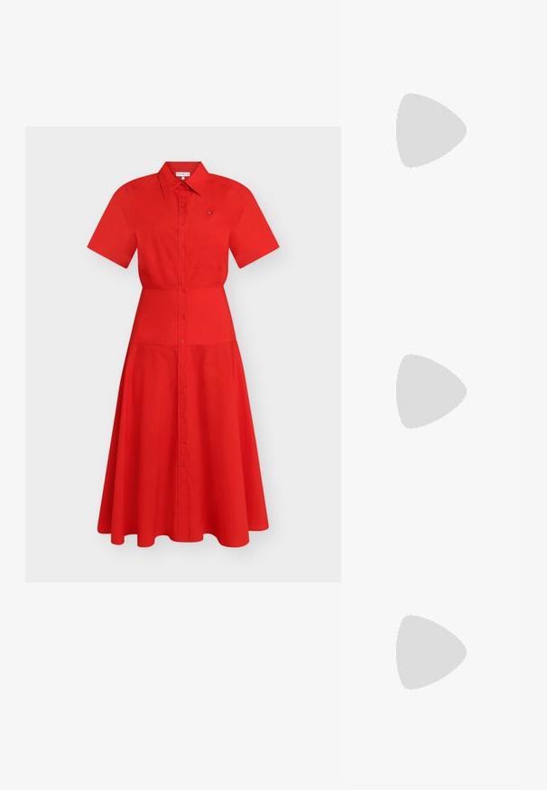 Rotes Midi-Kleid mit kurzen Ärmeln, Knopfleiste, Kragen und dezentem Logo auf der linken Brust, tailliert und mit ausgestelltem Rock.; Schwarzer Lederknöchelstiefel mit quadrater Spitze und Blockabsatz. Das Design zeichnet sich durch eine glatte Textur und minimale Nähte aus.; Schwarze Lederhandtasche mit gerafftem Oberteil, einem kurzen Griff und einem abnehmbaren Schulterriemen. Verfügt über ein goldfarbenes Logo-Accessoire und eine glatte Textur.; Silberne Creolen mit glänzender Oberfläche und DKNY-Logo, vor einem schlichten weißen Hintergrund präsentiert.