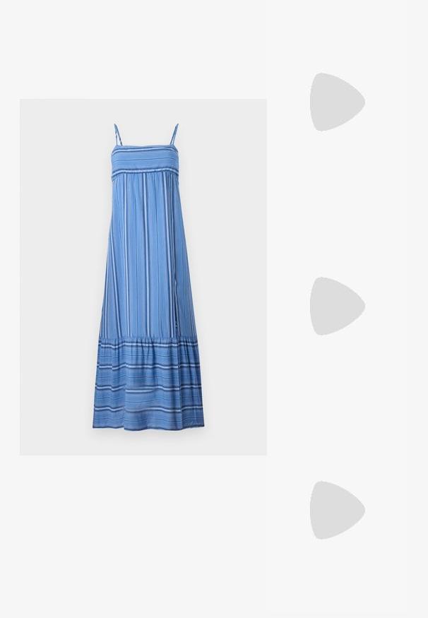 Hollister Co. BABYDOLL MAXI - Maxikjoler - dark blue/white; Sorte flade sandaler med tynde, krydsende remme, åben tådesign og en minimalistsk sål. Har et lille spænde detaljer til justering.; Sort kunstlæder håndtaske med krokodilteksur, indsnøret top og en sammenkrøben rem. Ser blød og kompakt ud i designet.; Sølv stjerneformede øreringe med en glat, poleret finish på en ensfarvet hvid baggrund.