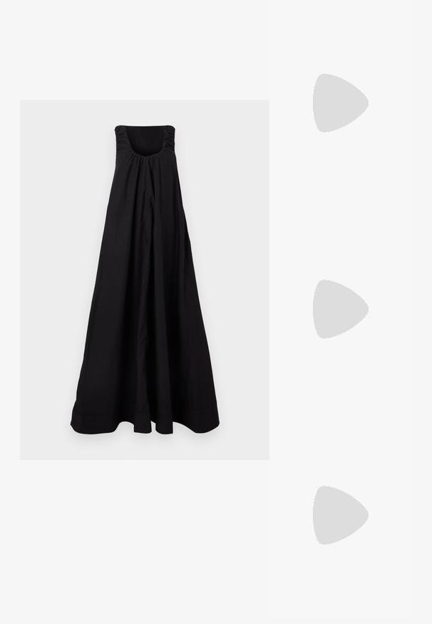 Vestido maxi negro sin mangas con escote cuadrado y tela fruncida en la parte superior, que cae suelto hasta el dobladillo.; Melissa QUANTUM THONG X DIESEL - Sandalias de dedo - black; Bolso de mano con patrón de piel de serpiente en blanco y negro, con dos asas, un cierre de cordón y una correa para el hombro desmontable. Textura suave.; Pendientes de aro de metal plateado con superficie lisa y ligeramente curvada y cierre de tipo mosquetón sobre un fondo blanco liso.
