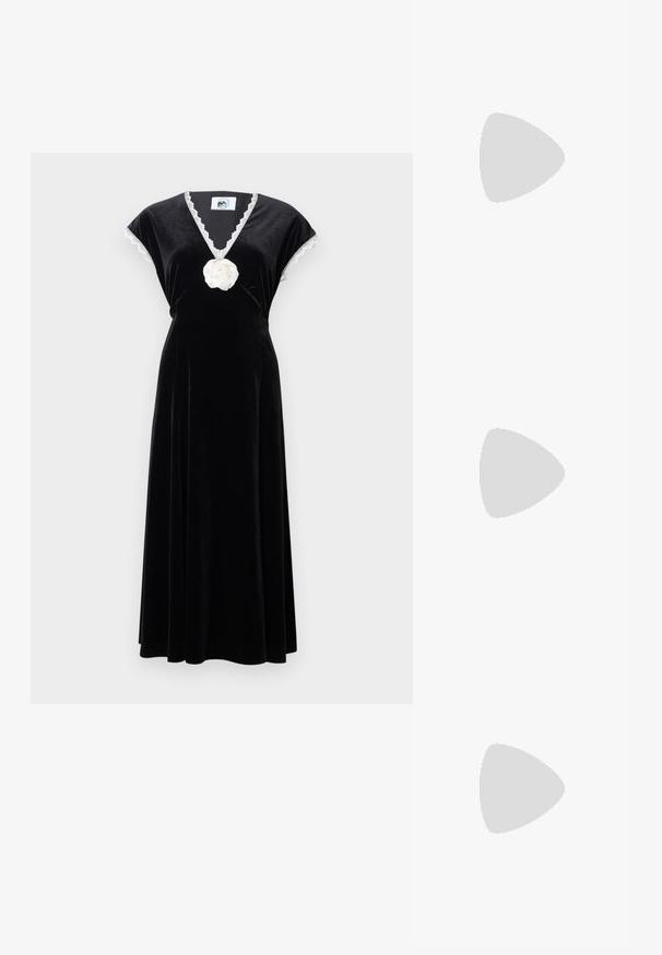 Schwarzes Samtkleid mit kurzen Kapuzenärmeln, V-Ausschnitt mit Spitzenbesatz und einem weißen Blumenakzent an der Taille. Fließend bis zum Knöchel.; Goldfarbene Metallic-Pumps mit spitzem Zehenbereich und glatter Oberfläche. Ausgestattet mit einem geschlossenen Absatz und einem schlanken, eleganten Stiletto-Design.; Kleine beigen Faltentasche mit einem verknoteten Griff und drei runden Perlenarmbändern, die um die Mitte gewickelt sind.; Ohrringe in Goldtönung, die wie ein Auge geformt sind, mit klaren Strassakzenten und einem kleinen zentralen Edelstein, sowie einem glatten runden Rücken.