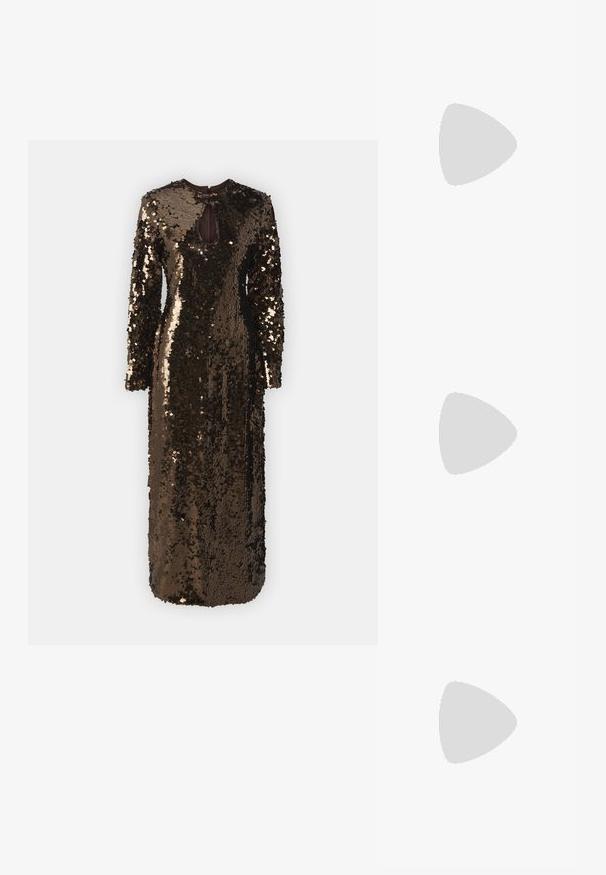Lang glitrende kjole i mørkebrun med høj hals og lange ærmer, med en nøglehuludskæring foran og en tætsiddende silhuet.; Guld metalisk platform sandaler med en chunky blokhælk, åben tå og krydsede ankelstropper med spænde detaljer. Glat tekstur.; Guldfarvet clutchtaske med rektangulært design, dækket af skinnende, sølvfarvede rhinsten. Har en tynd metallisk skulderrem og lynlåslukning.; Sølvfarvede øreringe med en rund stud med pavé-indstilling og en pæreformet dråbe omgivet af mindre sten, hvilket fremhæver en funkende effekt.