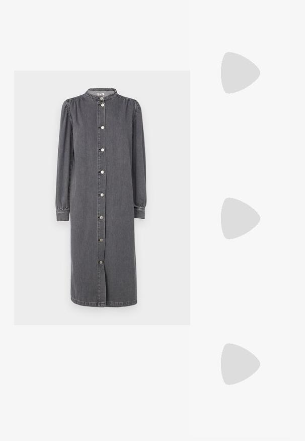 Langärmliges, knopfgebundenes Kleid aus grauem Denim. Verfügt über einen Stehkragen, seitliche Schlitze und gepuffte Ärmel mit elastischen Bündchen.; Dunkelbraune knielange Leder-Cowboystiefel mit spitzen Zehen, dekorativen Nähten und schrägen Blockabsätzen, getragen von einer Person.; Schwarze gesteppte Schultertasche mit einem einzelnen Riemen und silberner Hardware, kombiniert mit einem figurbetonten Kleid im Batikmuster in Schwarz- und Cremetönen.; Silberne Creolen mit einer glatten, glänzenden Oberfläche. Kreisform, ausgestattet mit einem sicheren Verschluss. Einfaches und elegantes Design.