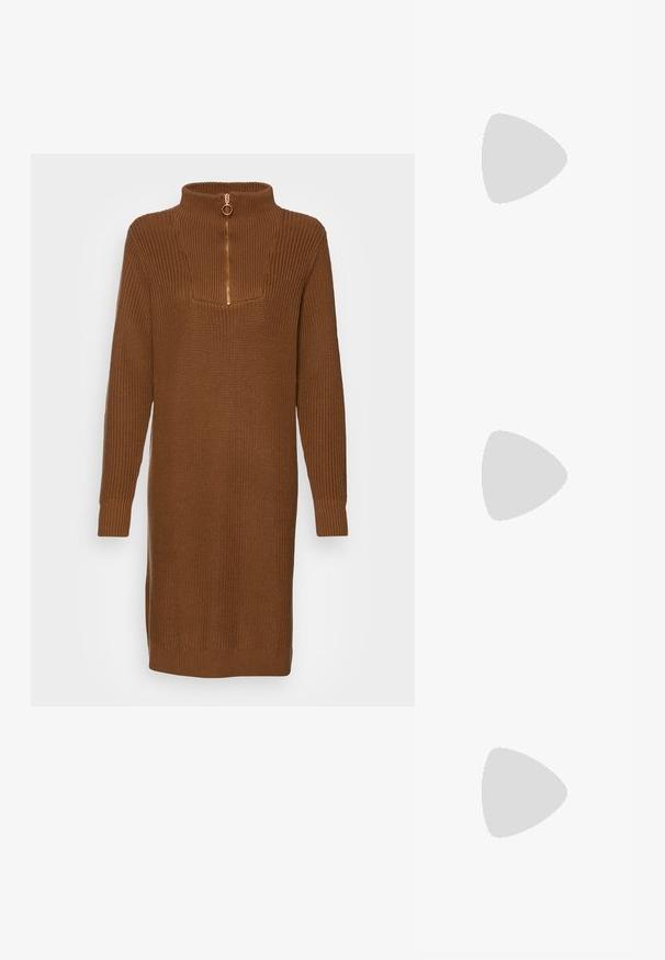Braun gestricktes Pulloverkleid mit hohem Kragen und einem Viertel-Reißverschluss. Verfügt über lange Ärmel und eine gerippte Textur auf der gesamten Oberfläche.; Schwarze Lederkampfstiefel mit strukturierter Oberfläche, knielanger Ausführung, schnürbarem Vorderteil und einer robusten Gummisohle mit geriffeltem Muster.; Schwarze Umhängetasche aus Kunstleder mit Krokodilmuster, goldenen Beschlägen und einem abnehmbaren Tragegurt. Verfügt über einen Klappenverschluss und ein Innenfach.; Silberfarbene Creolen mit einer glatten, runden Form und einer polierten Oberfläche. Beide Ohrringe haben die gleiche Größe und verfügen über einen sicheren Verschlussmechanismus.