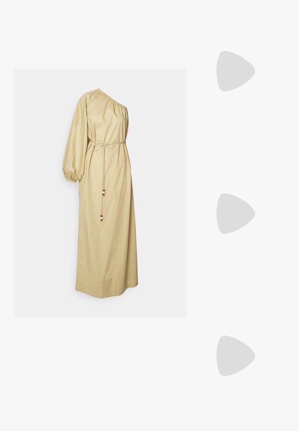 Beige, einseitig tragendes Kleid aus leichtem Stoff. Mit gerafftem Ausschnitt, Ballonärmel, Kordelzug in der Taille und Perlenakzenten.; Weiße Leder Slingback-Pumps mit spitzem Zehenbereich, mittelhohem Blockabsatz und verstellbarem Riemen. Sanfte Textur; minimalistisches Design.; Schultertasche aus cremefarbenem Leder mit Klappverschluss, silbernen Beschlägen, einem verstellbaren Riemen und einem dezenten Logodetail.; Silberne Creolen mit glänzender Oberfläche, die eine kreisrunde Form haben und mit einem schwenkbaren Verschluss ausgestattet sind. Glatte Textur mit minimalen Details.