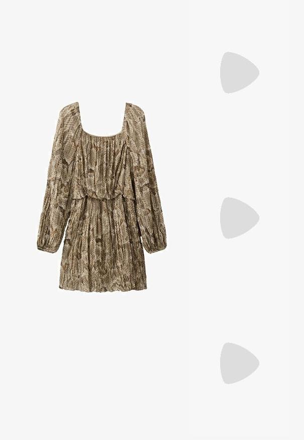 Langærmet knælang kjole med brun og beige slangeskindsmønster, indsnævret talje og firkantet udskæring.; Beige ruskinds støvle til knæhøjde med spids tå og blokhæl. Glat tekstur, minimalistisk design og lodret syninger på skaftet.; Skildpaddefarvede solbriller med rektangulær form, brune linser, glat plastikskelet og tynde stænger med subtile tonale mønstre.; Mørkebrun ruskind skuldertaske formet som en halvmåne med en bred rem og glat tekstur på en hvid baggrund.