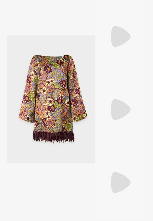 Pitkähihaiset mekko, jossa värikäs kukka- ja paisley-kuosi oranssin, purppuran, vihreän ja keltaisen sävyissä, ja tummanvioletit hapsut helmassa.; Avoin-nenä korkokenkiä metallinhopeisena, jossa on ristikkäiset remmit, jotka on koristeltu kimalteella, ja lohkokorko. Säädettävä nilkkaremmi.; Vihreä nahkalaukku, suorakaiteen muotoinen, jossa liehkuvat koristeet, kullanväriset metalliosat ja säädettävä olkahihna monipuoliseen käyttöön.; Kultakuvioiset metalliset korvakorut, joissa on sileä, pyöreä muoto ja kiiltävä pinta. Yksinkertainen muotoilu ilman lisäkoristeluja.
