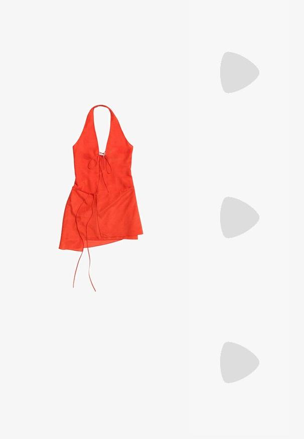 Rotes Neckholder-Minikleid mit tiefem V-Ausschnitt und Taillenbändern auf weißem Hintergrund.; Flache graue Flip-Flop-Sandale mit strukturiertem Fußbett und dünnen Y-förmigen Riemen, von der Seite vor einem schlichten hellen Hintergrund gezeigt.; Braune Schildpatt-Sonnenbrille mit einer Vintage-Cat-Eye-Form und braunen Gläsern. Verfügt über gebogene Bügel mit roten Akzenten.; Geflochtene Strohtasche in Beige mit geschwungener Silhouette, ausgestattet mit einem schwarzen Lederband und silbernen Metallakzenten. Strukturierte Oberfläche.