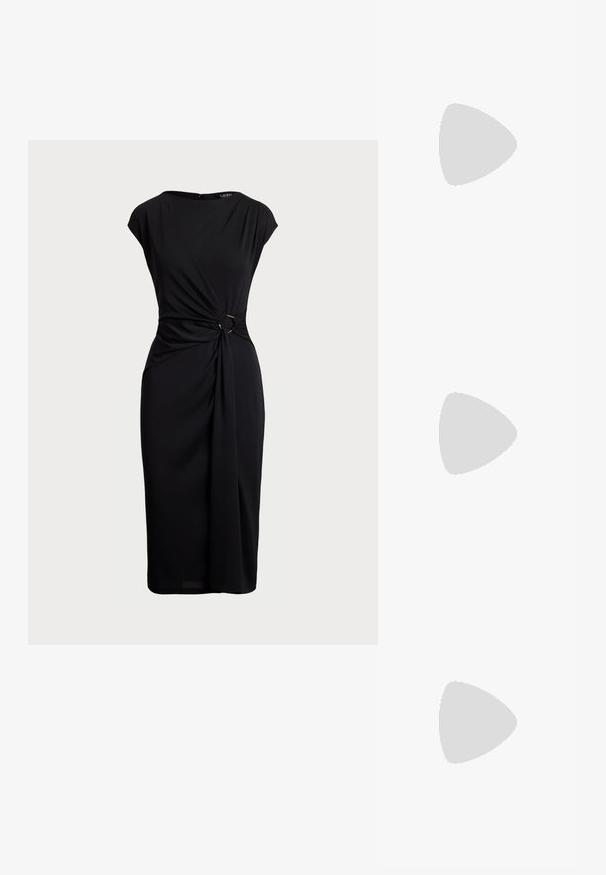 Schwarzes knielanges Kleid mit kurzen Ärmeln, Drapierungen und einem Twist-Design an der Taille mit einem Metallring-Akzent. Weicher Stoff.; Lauren Ralph Lauren LOGAN BURNISHED LEATHER SANDAL - Riemensandalette - black; Schwarze Lederclutch mit goldenem RLL-Logo vorne, goldener Kettenriemen und abnehmbarem Leder-Handgelenkriemen auf weißem Hintergrund.; Goldene Creolen, jeweils mit einer einzelnen herabhängenden weißen Perle und kleinen Strasssteindetails vor hellem Hintergrund.