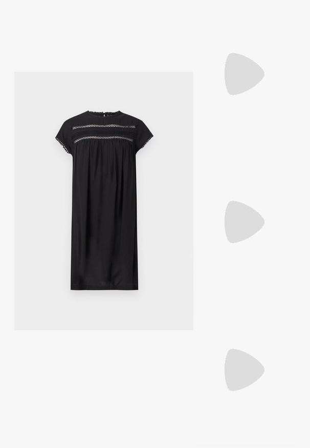 Robe noire longueur genou avec manches courtes, détails en dentelle sur la poitrine et les manches, et tissu froncé sous le yoke.; Sandales à plateforme noires avec deux larges brides, en matériau lisse. Présentent une semelle épaisse avec un dessous texturé pour l'adhérence.; Petit sac à main noir brillant avec deux longues anses et des détails à cordon sur les côtés sur un fond clair uni.; Boucle d'oreille en argent avec une finition polie, présentant de petits détails en or et de forme ronde, portée sur le lobe.