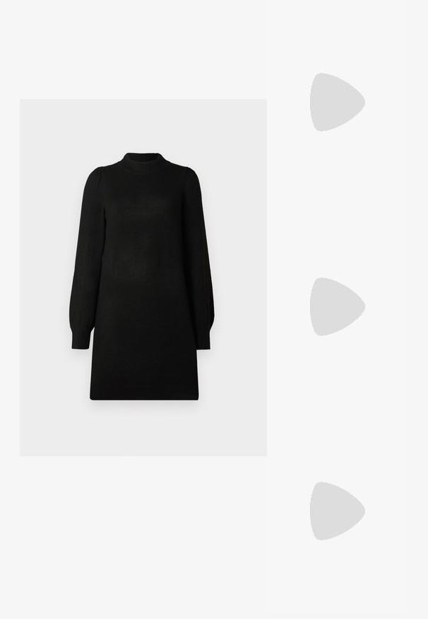 Sort strikket kjole med høj halsudskæring og puffede lange ærmer. Enkel design og tekstur, med en lige pasform. Ingen mønstre eller accenter.; Hvide sneakers med en struktureret overflade, sorte sidestrek og en tyk hvid sål. Har snørebåndsdesign og logo på tungen.; Sorte katteøje solbriller med mørkegrå linser, slankt plastisk stel, spidse hjørner og lige stænger. Ingen synlig hardware eller dekorationer.; Sorte og sølv håndtaske med en tekstureret overflade, der har et diamantmønster, en knyttet håndtag og en struktureret form.