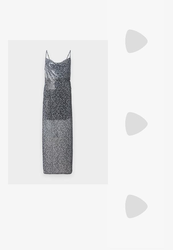 Maxi-mekko leopardikuosisessa läpinäkyvässä harmaatäydessä. Ominaisuuksia ohut olkaimet ja löysä malli, joka esittää tummasta vaaleaksi siirtymät.; Mustat teräväkärkiset korkokengät, jotka on valmistettu sileästä kankaasta, jossa on stiletto-korko ja kapea nilkkahihna, ja joissa on avoin sivusuunnittelu.; Pieni käsilaukku hopeanvärisellä ruudukkomallilla, kaarev kahva, suuri helmiäisnappi ja ohut hopeaketjuside yksivärisellä taustalla.; Hopeakorut, jotka on muotoiltu sydämeksi ja joissa on putoavia läpinäkyviä strasseja lisäämään kiiltoa ja rakennetta.