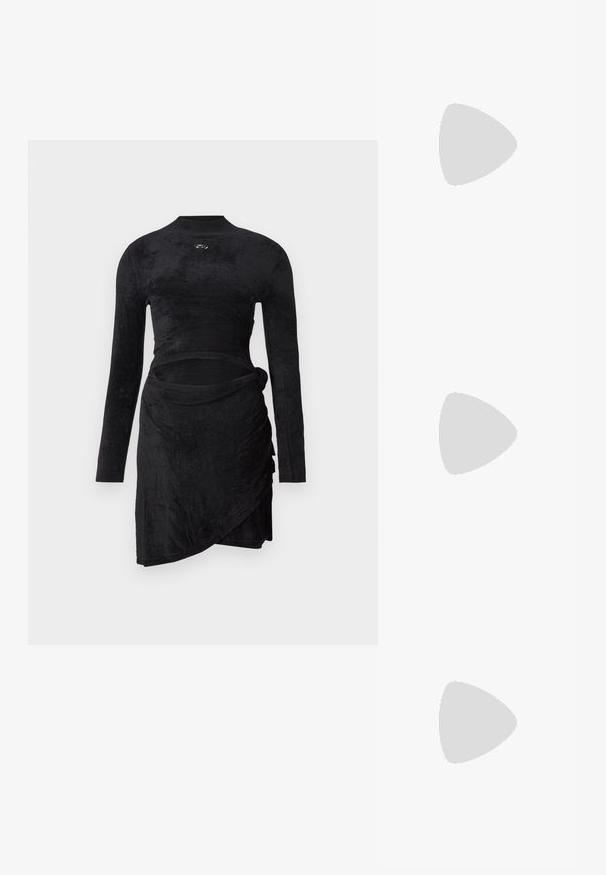 Sort langærmet kjole lavet af blødt, struktureret stof; har et udskæringsområde, omslag design og en lille cirkulær detalje på brystet.; Sort knæhøje støvler i glat ruskind med spids tå og slank stilettohæl. Har et sømløst design og minimale hardware accenter.; Sort læderhåndtaske med afrundede kanter, asymmetrisk klap, metalcirkulært spænde samt både korte og lange skulderstropper.; Sølv dråbeøreringe med glatte, runde, reflekterende overflader hængende fra svingelukkede låse. Baggrunden er helt hvid.