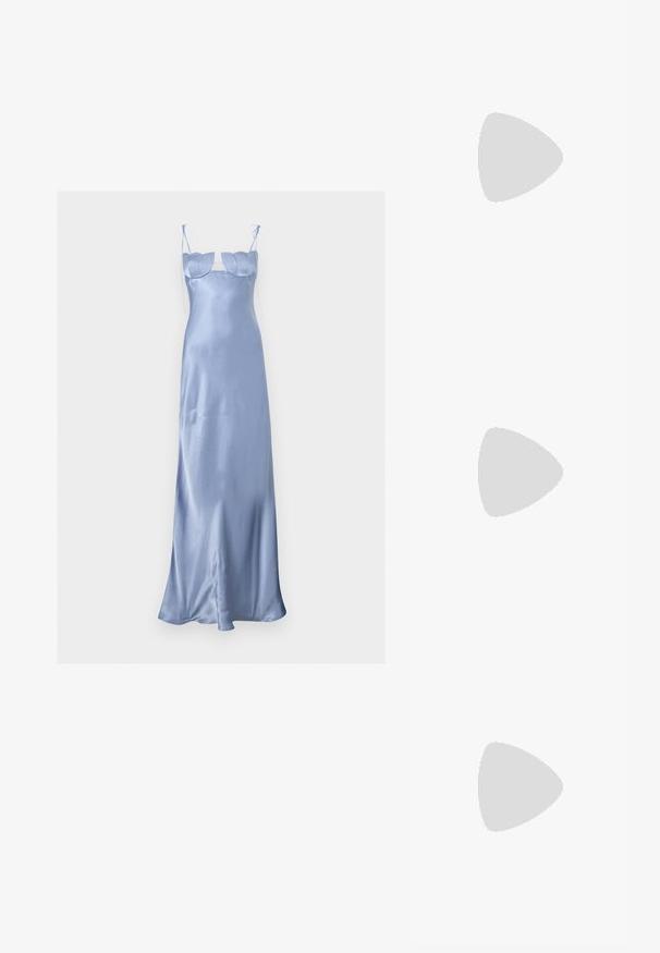 Vestido largo hasta el suelo de satén azul claro con tirantes de espagueti y copas estructuradas, con un pequeño recorte debajo del busto.; Sandalia de tacón alto plateada con tacón cuadrado, punta al aire y tira en el tobillo. Presenta un acabado de charol brillante y una plantilla acolchada.; ALDO FELISIA - Bolso de mano - silver-coloured; Pendientes circulares de metal, con múltiples piedras transparentes y facetadas dispuestas en un patrón brillante. Incoloras y reflectantes.