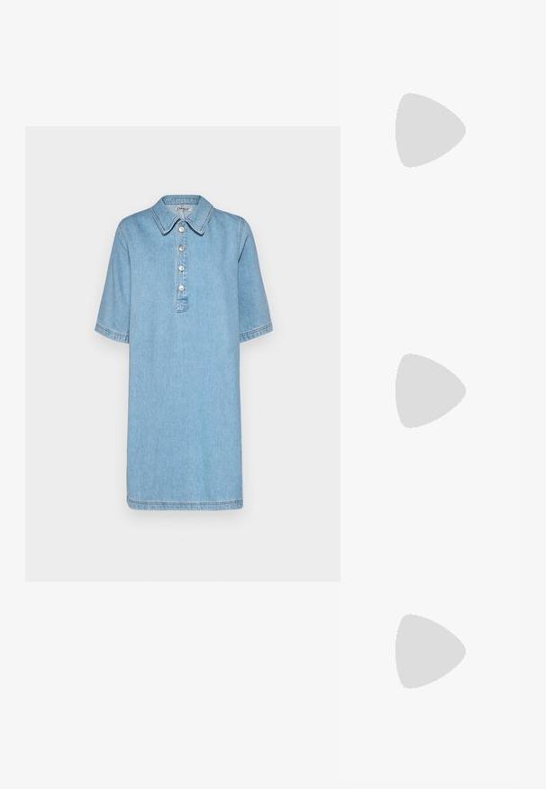 Lyseblå denimkjole med krave, korte ærmer, fem knaplukninger og syninger som detaljer. Har et afslappet, lige pasformdesign.; Sorte flade sandaler med tynde justerbare stropper, rektangulær tåpost og en struktureret mat finish. Har en lav, let firkantet hæl.; Canvas-tote taske med lodrette striber i marineblå og hvid, to korte håndtag og en justerbar skulderrem.; Guldtonede metalstudøreringe med en glat, rund form og poleret overflade. Simpelt design uden yderligere dekorationer.