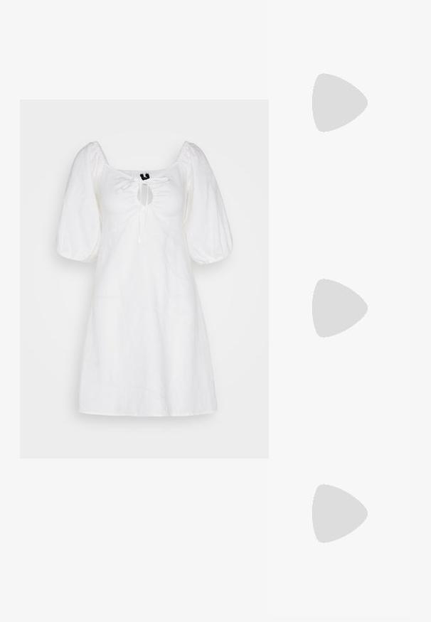 Lindex DRESS SOLINE - Hverdagskjole - white; Beige slip-on træsko med perforeret top, justerbar rem og tyk polstret sål designet til afslappet komfort.; Hvid taske i faux læder med en struktureret trekantet form, enkelt justerbart skulderstrop og en flaplås med kurver.; Sølvring med dobbeltbånd og en glat, poleret overflade. Den har et flydende, buet design med overlappende sektioner for et moderne udtryk.