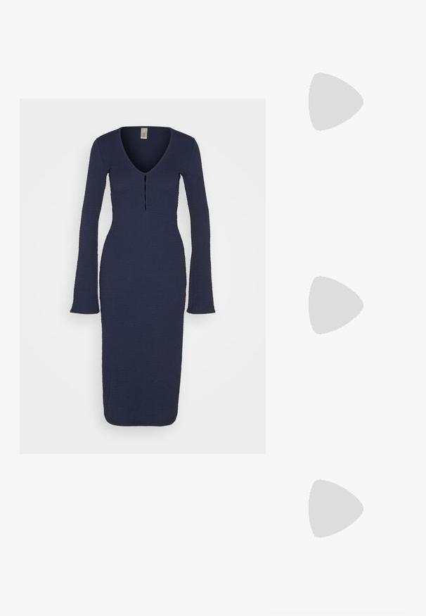YAS YASMADRID DRESS - Φόρεμα ημέρας - patriot blue; Even&Odd Wide Fit by Zalando Κλασικές μπότες αστραγάλου - black; Μαύρη δερμάτινη τσάντα χειρός με τριγωνικό σχήμα, γωνιακή καπάκι και στρογγυλή λαβή στην κορυφή. Διαθέτει λεία υφή και μινιμαλιστικά σχεδιαστικά στοιχεία.; Ασημένες κρίκοι σκουλαρίκια που περιλαμβάνουν ένα charm σε σχήμα σταυρού και καρδιάς. Λείο, γυαλιστερό υφή με γυαλισμένη φινίρισμα. Κάθε charm κρέμεται από έναν ασφαλή βρόχο.