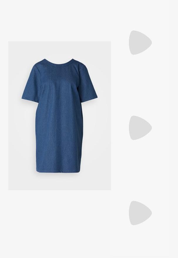 Sininen farkkujuoksi lyhyillä hihoilla, pyöreällä pääntiellä ja väljässä mallissa. Sileä pinta ja siistit linjat, ei näkyvää metalliosaa tai kuvioita.; Hopeinen metallinen ballerina, jossa on kärki, nilkkahihna säädettävällä soljella, tekstuuripinta ja minimaalinen musta pohja.; Silmät ovalit metalliväriset hopeakehyksiset, kirkkailla linsseillä ja tekstuurilla varustetuilla helmille. Kevyt muotoilu kaarevilla varsilla.; Hopeakäyttöinen käsilaukku, jossa on nauhakiinnitys, elegantti muotoilu ja lyhyt hihna. Laukkua pidetään käsissä, esittäen sen pintarakennetta.