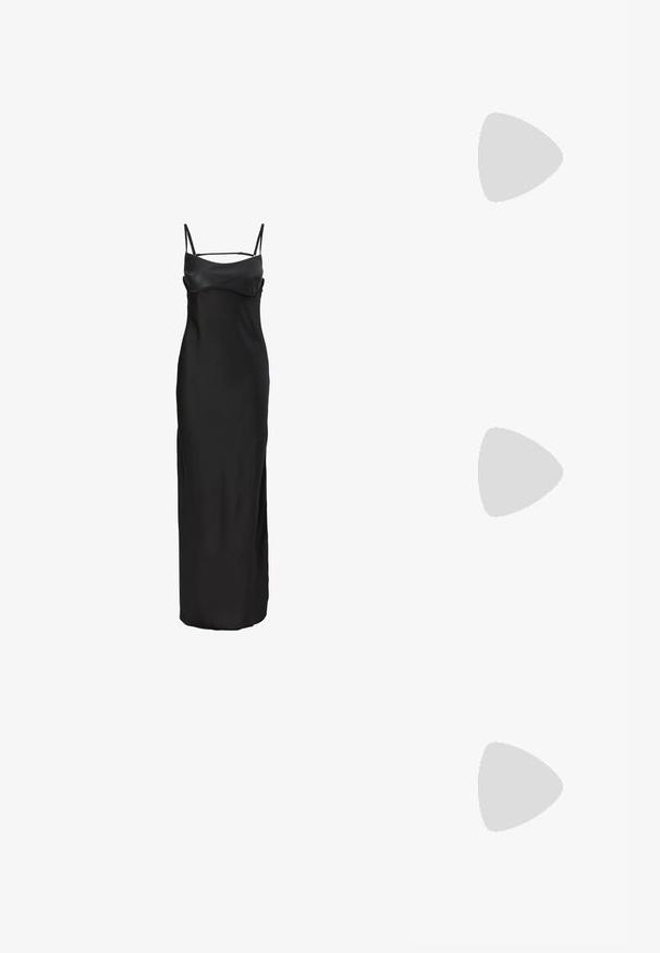 Zwart satijnen slipdress met dunne bandjes, een getailleerd lijfje en een lange, vloeiende silhoeet. Gladde textuur met een subtiele glans.; Zwarte leren hoge hak sandaal met een enkele band over de tenen, enkelband, gouden hardware en een slanke stiletto hak.; Zwarte fluwelen clutch met gouden hardware, rechthoekige vorm en kettingband, met een zachte textuur en zonder zichtbare patronen.; DIAMANT L'ÉTERNEL Oorbellen - gold coloured