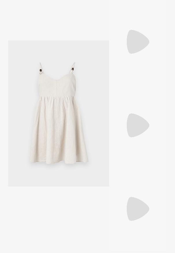 Robe d'été en lin de couleur beige clair, avec un corsage ajusté, une jupe évasée, des bretelles réglables agrémentées de perles en bois, et des détails froncés.; Sandale à glissière en cuir tan avec des lanières croisées, semelle plate et design minimaliste. Texture lisse sans motifs ni éléments matériels visibles.; Sac à main en cuir marron, de forme arrondie, avec deux poches zippées à l'avant et une bandoulière amovible. Il présente des éléments en métal argenté et des coutures.; Paired boucles d'oreilles en métal doré poli de forme irrégulière avec un centre ouvert sur un fond blanc uni.