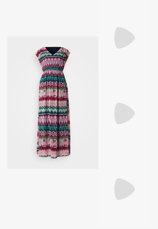 Robe maxi avec un décolleté en V et des manches courtes, ornée d'un motif tribal coloré dans des tons de rose, vert et bleu. Détail de taille froncée.; Ballerines blanches en cuir avec un bout pointu, design minimal, semelle plate et détail découpé au niveau du talon. Texture lisse.; Sac à main en cuir synthétique blanc avec une forme triangulaire structurée, une bandoulière unique réglable et un rabat à courbes accentuées.; Les boucles d'oreilles en argent en forme de créole présentent un design lisse et arrondi avec un profil fin et un fermoir sécurisé. Style minimaliste avec une finition polie.