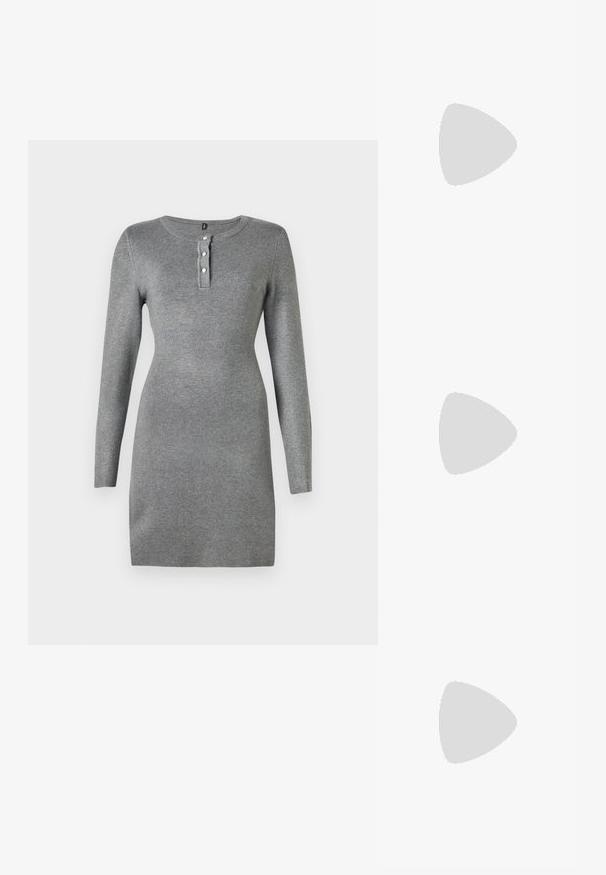 Graues langärmliges Kleid in taillierter Form, mit Rundhalsausschnitt und einer Knopfleiste mit drei Knöpfen. Strukturiertes Material mit glatter Oberfläche.; Beine in knielangen schwarzen Leder-Stiefeln im Cowboy-Stil mit dekorativer Stickerei, kombiniert mit einem kurzen Leopardenmuster-Rock vor einem weißen Hintergrund.; Kleine schwarze glänzende Handtasche mit zwei langen Griffen und seitlichen Kordelzug-Details vor einfachem hellem Hintergrund.; Pilgrim Ohrringe - gold-coloured
